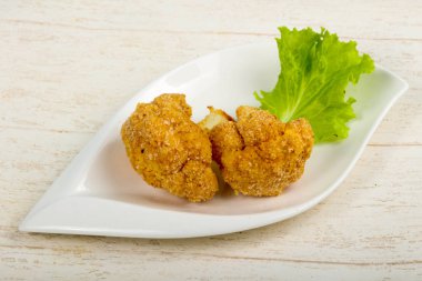 Ahşap arka plan üzerinde diyet gevrek karnabahar