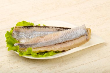 Ringa balığı filetosu salata üzerine bırakır - hazır yemek için