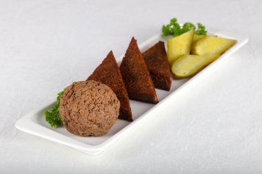 Ekmek ve salatalık turşusu ile karaciğer yaymak