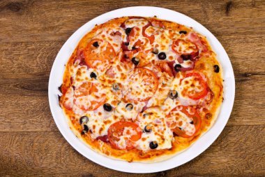 pastırma ve domates pizza