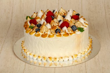 Düğün pastası çilek ve krema ile