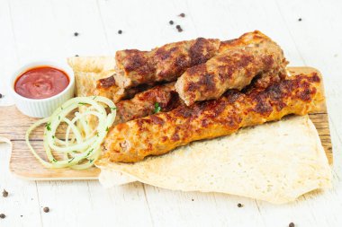 Şiş kebeb mix tabak sos ve soğan ile