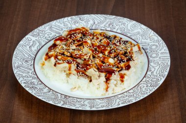 Teriyaki tavuk pilav ve sesam tohumları ile