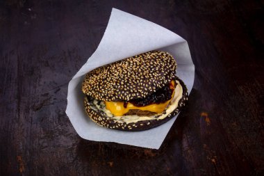 Siyah burger pirzola ve peynir