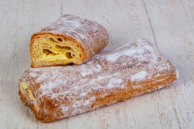 Reçel dolum ile lezzetli puf böreği strudel