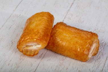 Reçel dolum ile lezzetli puf böreği strudel