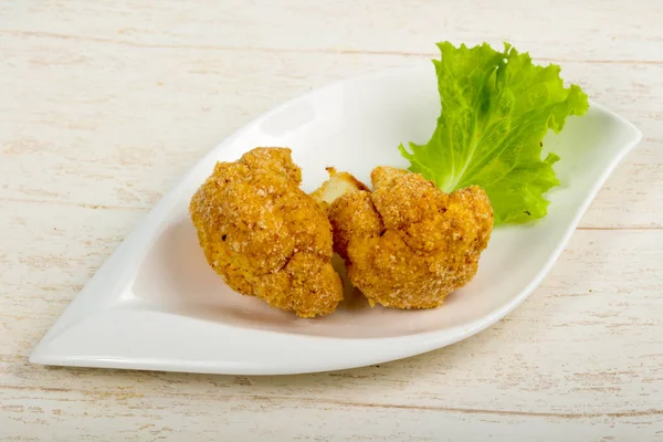 Ahşap arka plan üzerinde diyet gevrek karnabahar