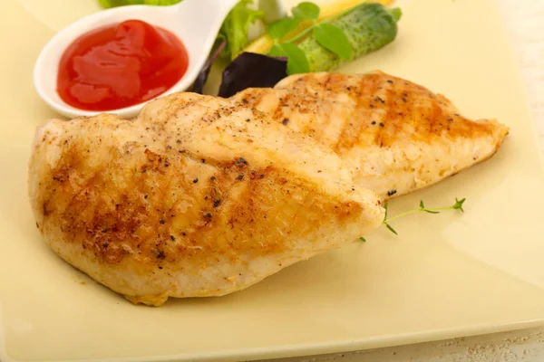 Salata yaprakları ile kavrulmuş tavuk göğsü