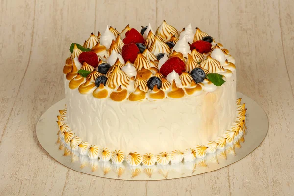 Düğün pastası çilek ve krema ile