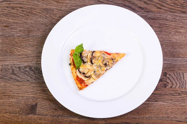 Jambon ve mantar pizza fesleğen hizmet