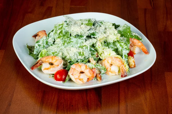 Sezar salata karides ve parmesan ile