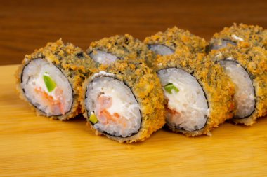 Lezzetli kızarmış tempura karides ile rulo