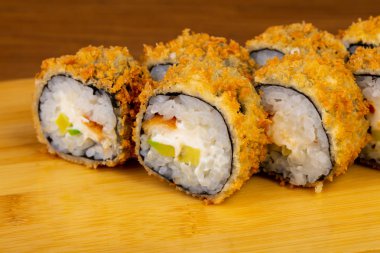 Lezzetli kızarmış tempura yılan balığı ile rulo