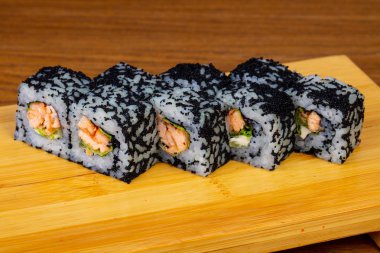 Siyah havyar ile lezzetli suşi rulo