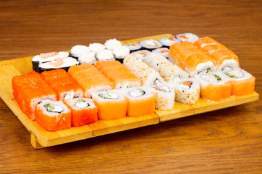 Lezzetli çeşitli Philadelphia sushi seti rulo