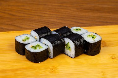 İştah açıcı salatalık sushi roll seti