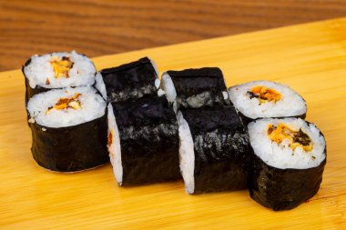Lezzetli midye sushi roll seti