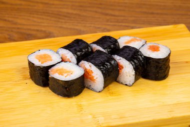 Lezzetli somon suşi rulo seti