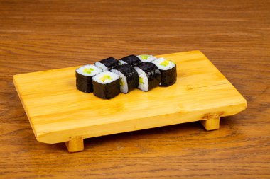 Lezzetli avokado sushi roll seti