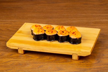 Somon ile lezzetli kızarmış peynir suşi rulo