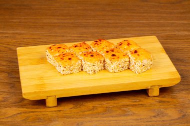 Lezzetli kızarmış peynir suşi orkinos ile rulo