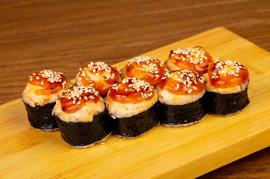 Somon ve karides lezzetli kızarmış rulolar