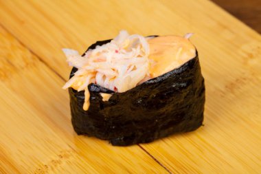 Lezzetli baharatlı yengeç suşi roll