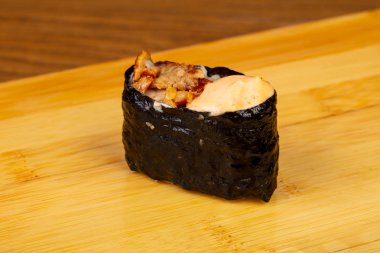 Lezzetli baharatlı yılan balığı suşi roll