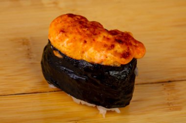 Lezzetli kızarmış peynir suşi roll