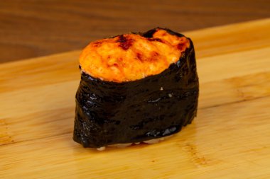 Lezzetli kızarmış peynir suşi roll