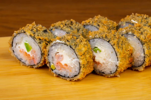 Lezzetli kızarmış tempura karides ile rulo