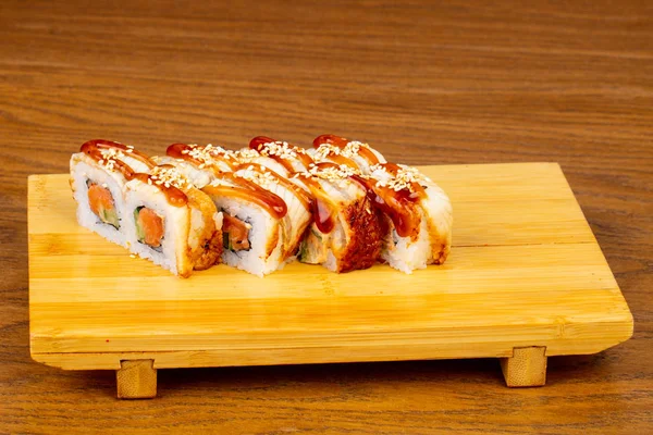 Somon ve salatalık ile lezzetli teriyaki rulo