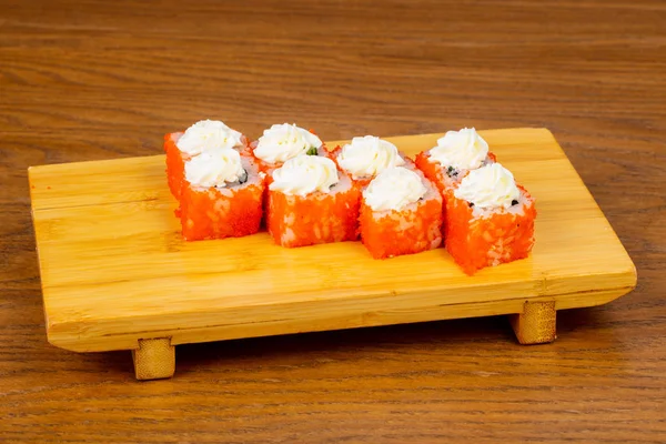 Lezzetli umi krem peynir ile üst alır.