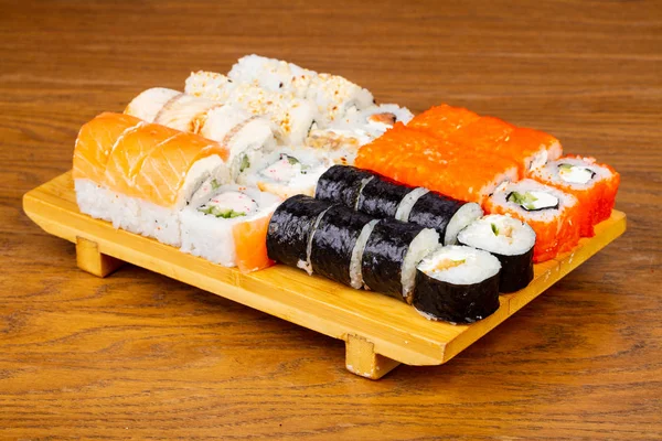 Lezzetli yılan balığı sushi roll seti