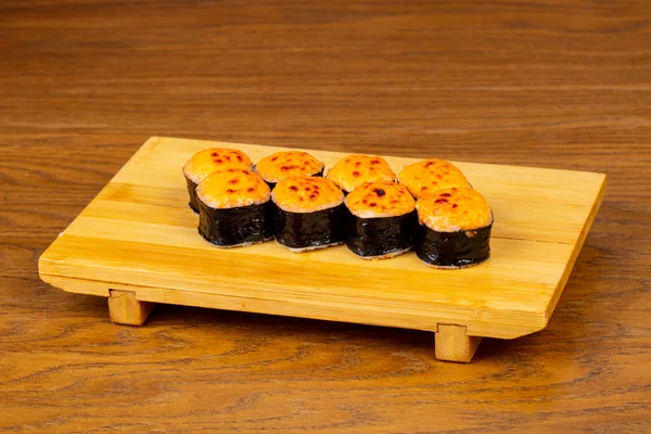 Somon ile lezzetli kızarmış peynir suşi rulo