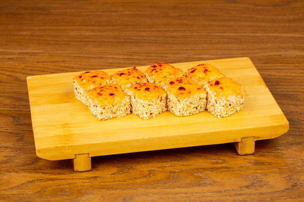 Lezzetli kızarmış peynir suşi orkinos ile rulo