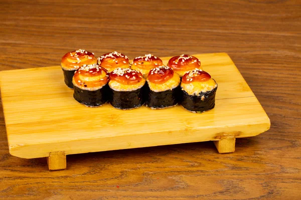 Somon ve karides lezzetli kızarmış rulolar