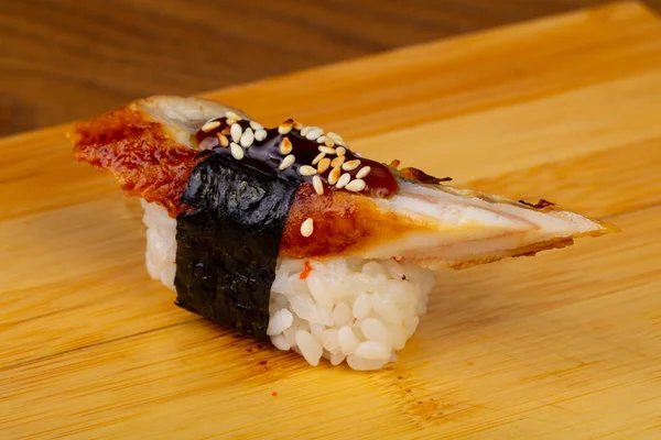 Lezzetli yılan balığı suşi susam ile