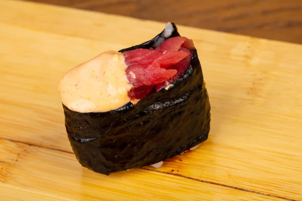 Lezzetli baharatlı ton balığı suşi roll