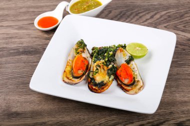 Ispanak, limon ve peynir pişmiş midye