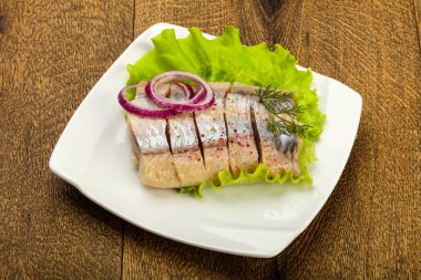 Ringa balığı filetosu dereotu ve soğan dilimlenmiş