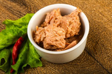 Kavanozda konserve ton balığı pişmeye hazır.