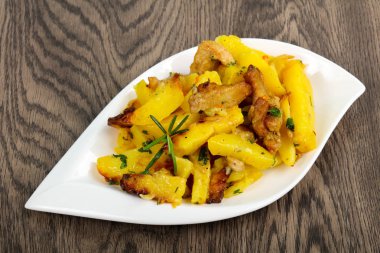 Domuz etli kızarmış patates, biberiye.