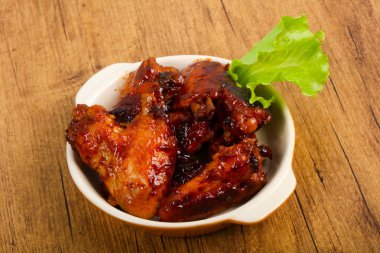 Teriyaki soslu tavuk kanadı.