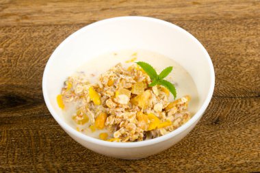 Muz, fındık ve nane ile müsli