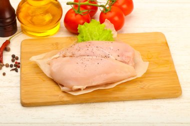 Biber yemek pişirmek için hazır çiğ tavuk göğsü