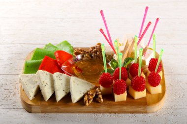 Peynir tabağı çeşitler ile Ahududu