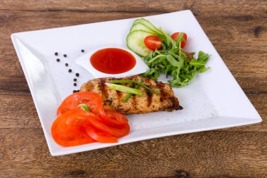 Izgara tavuk göğsü sos ve soğan ile