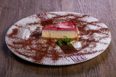 Nane yaprakları ile çilek Cheesecake hizmet