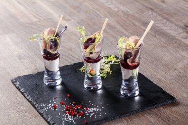 Aperatif yemek kızılcık soslu biftek